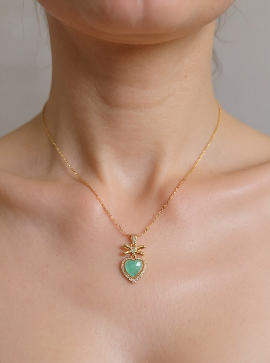 💚 Green Heart Pendant with Bow Detail – Minimalist Gold Necklace