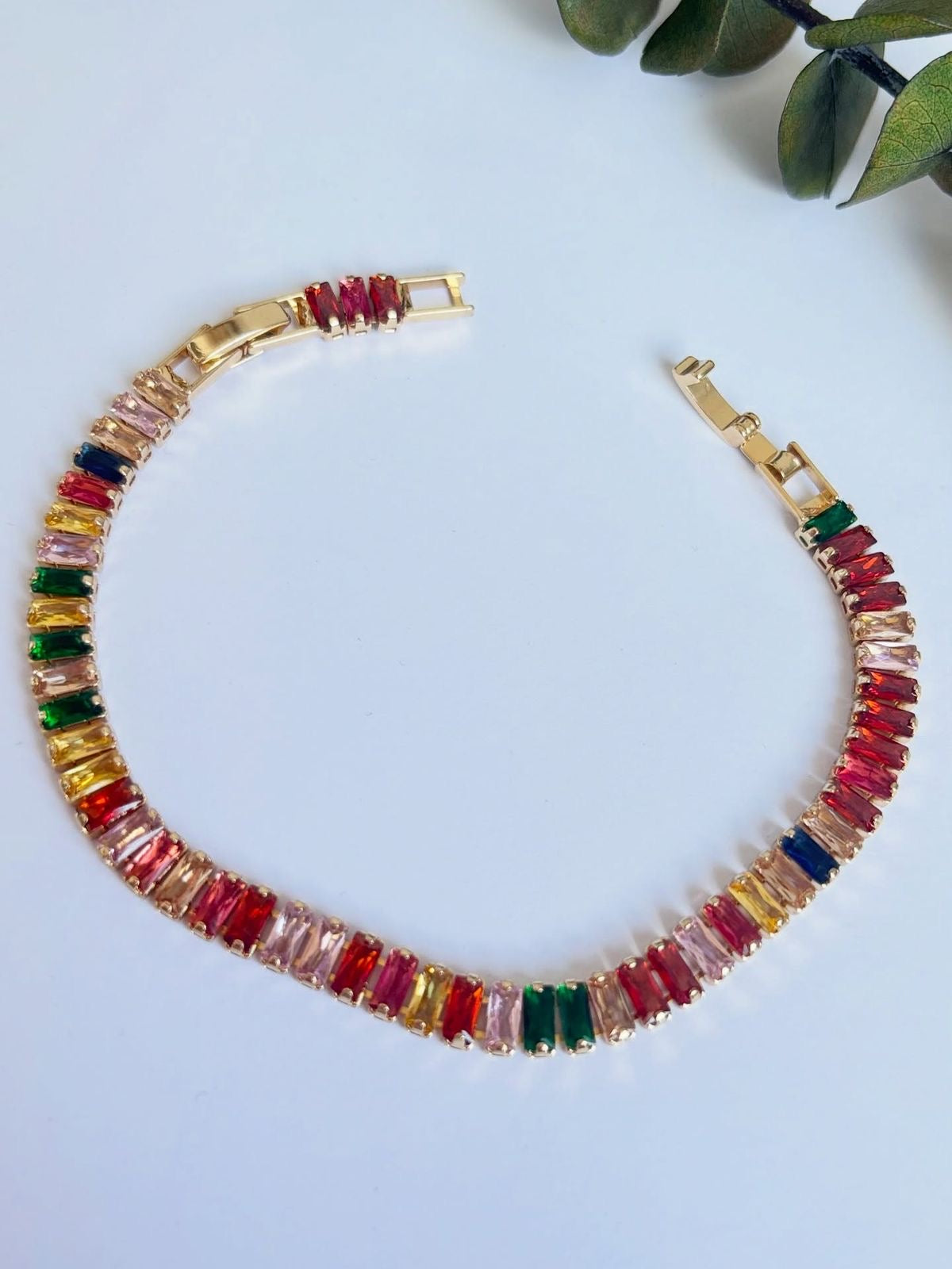 Soleil Gökkuşağı Baguette Bileklik – Çok Renkli Kristallerle Altın Kaplama