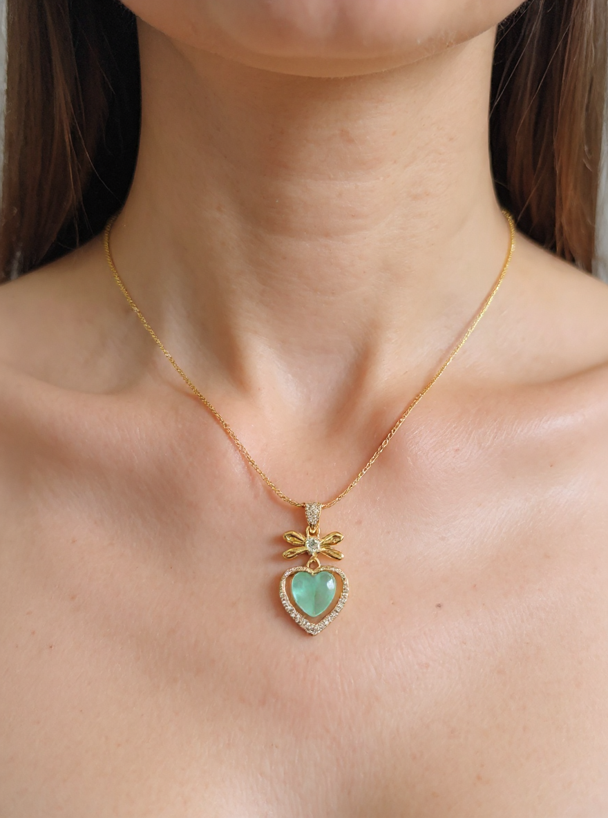 💚 Green Heart Pendant with Bow Detail – Minimalist Gold Necklace