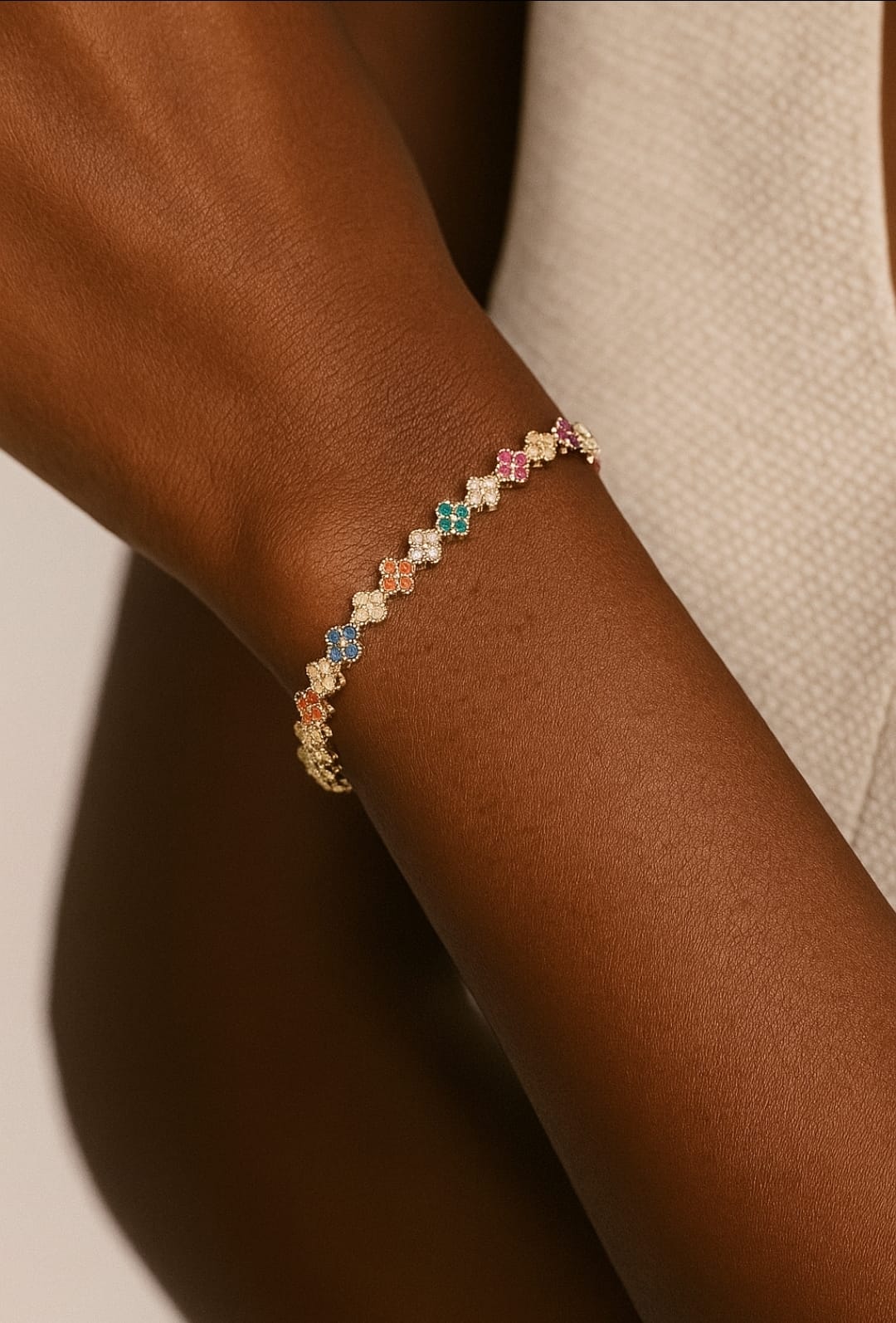 Gökkuşağı Papatya Çiçek Bilekliği – Çok Renkli Kübik Zirkonya ile 18 Ayar Altın Kaplama