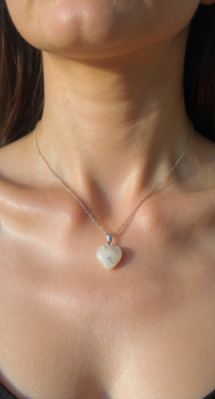 🌙 Natural Moonstone Heart Necklace – Stainless Steel Chain