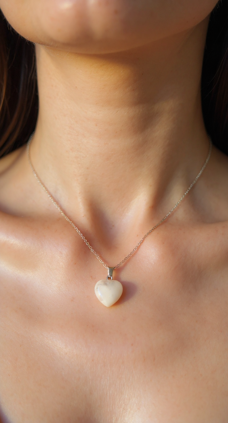 🌙 Natural Moonstone Heart Necklace – Stainless Steel Chain
