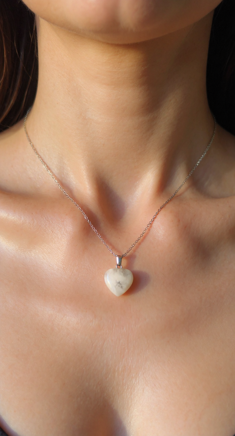 🌙 Natural Moonstone Heart Necklace – Stainless Steel Chain