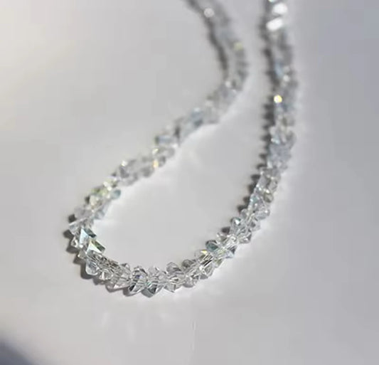Aurora Kristal Kolye – El Kesimi Gümüş Tonunda Işıltı